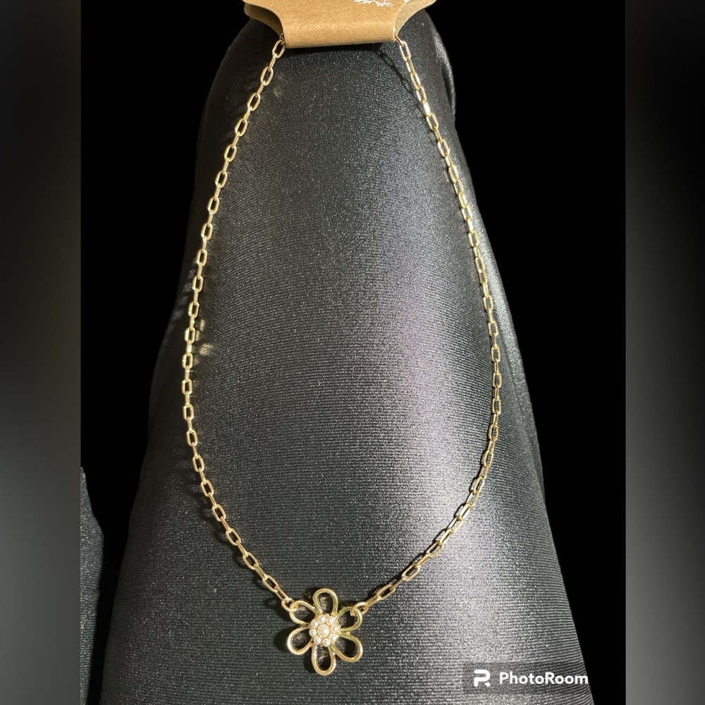 Necklace With Wire Daisy With Small White Stone Center NWT